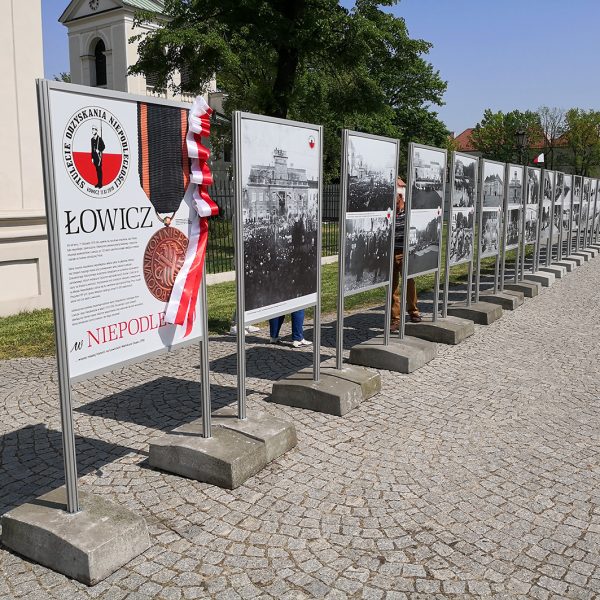 Strona przednia ekspozycji plenerowej z okazji 100 lecia odzyskania niepodległości przez Polskę