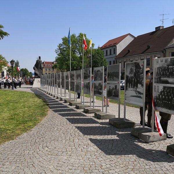 Druga strona ekspozycji plenerowej z okazji 100 lecia odzyskania niepodległości przez Polskę